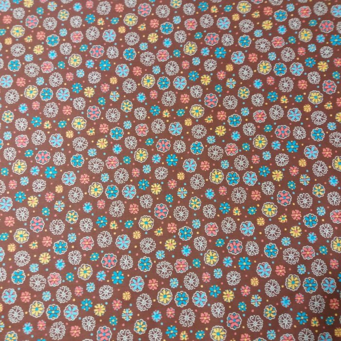 Tecido Flores Fundo Castanho (1.10Mts)